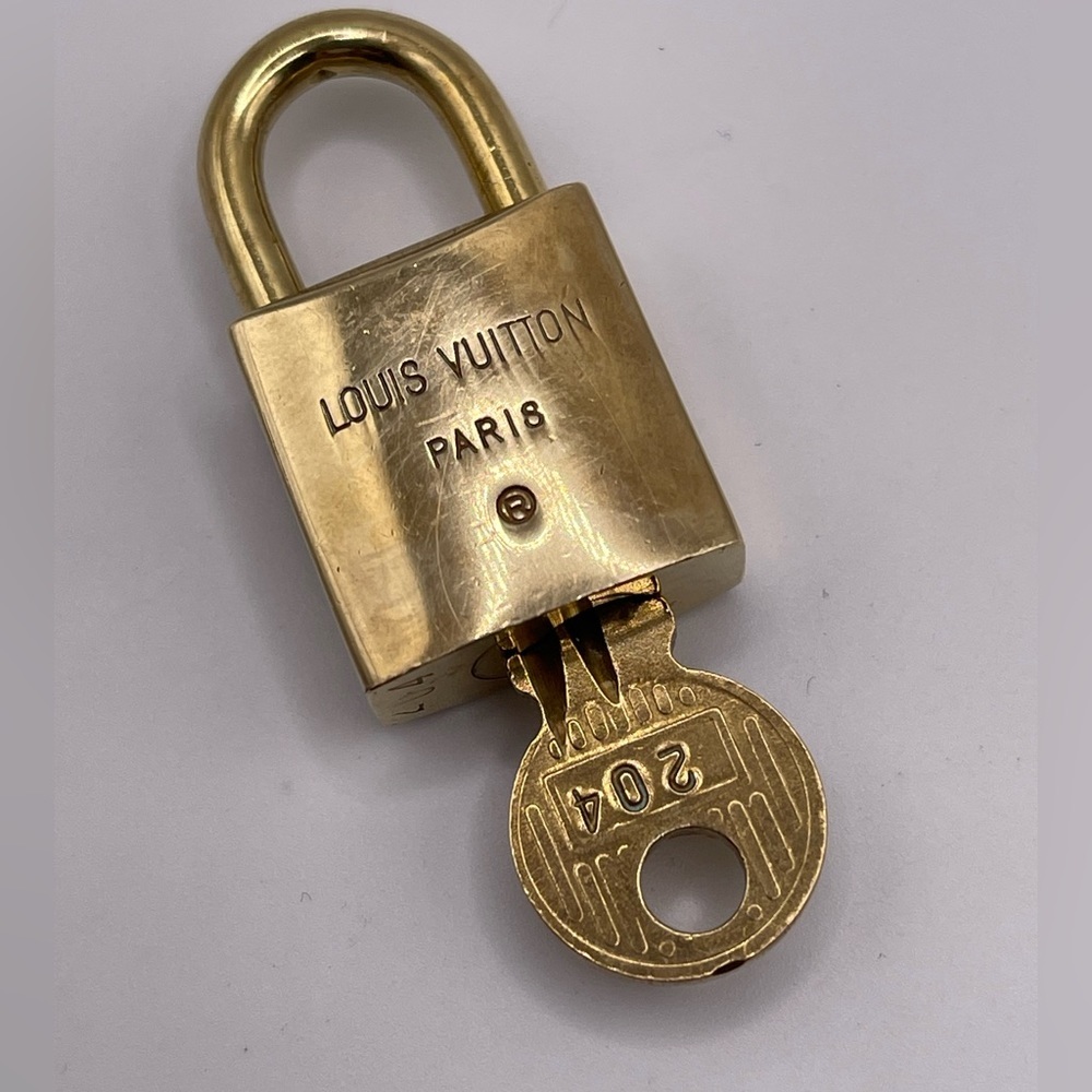 100% Authentic and pre loved Louis Vuitton - RARE Gold Lock and Key set #204 - Picture 3 of 6